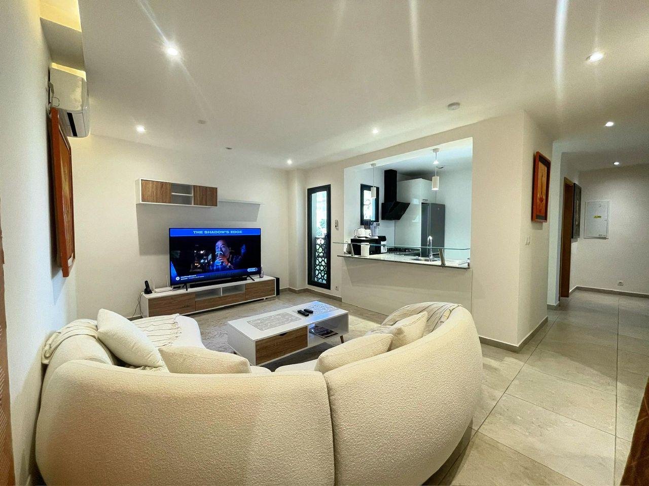 Nuitée Premium à 55 000 F : Grand Studio Tout Équipé, Caméras + Sécurité H24 à Point E — photo 1